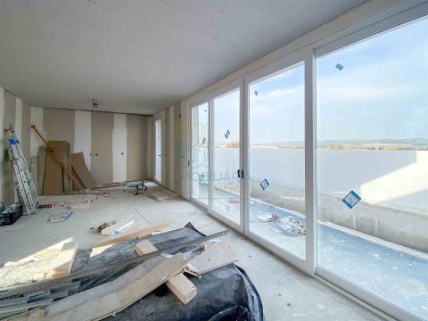 Moradia T2 com Piscina e Garagem em Salir do Porto – Conforto, Modernidade e Proximidade ao Mar