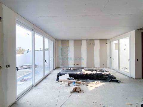 Moradia T2 com Piscina e Garagem em Salir do Porto – Conforto, Modernidade e Proximidade ao Mar