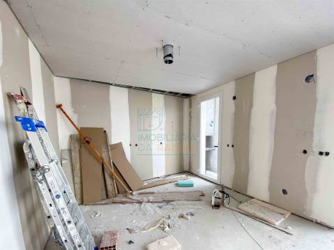 Moradia T2 com Piscina e Garagem em Salir do Porto – Conforto, Modernidade e Proximidade ao Mar