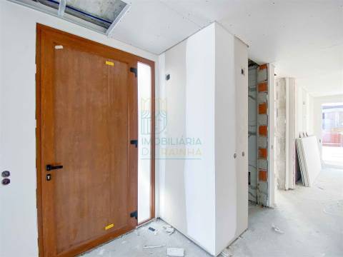 Moradia T2 com Piscina e Garagem em Salir do Porto – Conforto, Modernidade e Proximidade ao Mar