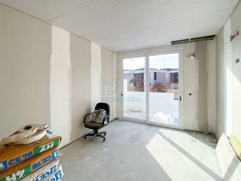 Moradia T2 com Piscina e Garagem em Salir do Porto – Conforto, Modernidade e Proximidade ao Mar