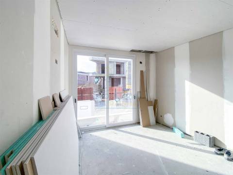 Moradia T2 com Piscina e Garagem em Salir do Porto – Conforto, Modernidade e Proximidade ao Mar