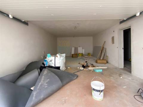 Moradia T2 com Piscina e Garagem em Salir do Porto – Conforto, Modernidade e Proximidade ao Mar