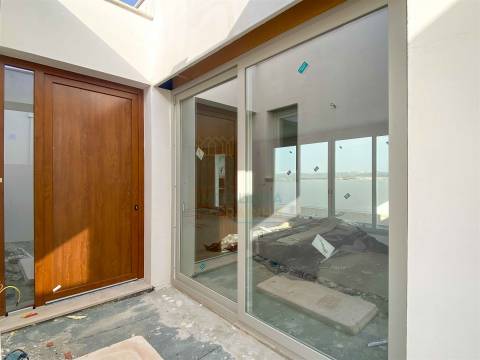 Moradia T2 com Piscina e Garagem em Salir do Porto – Conforto, Modernidade e Proximidade ao Mar