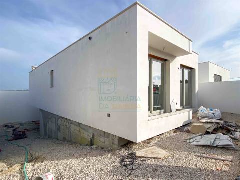 Moradia T2 com Piscina e Garagem em Salir do Porto – Conforto, Modernidade e Proximidade ao Mar