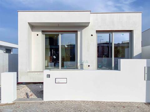 Moradia T2 com Piscina e Garagem em Salir do Porto – Conforto, Modernidade e Proximidade ao Mar