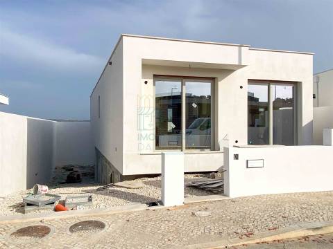 Moradia T2 com Piscina e Garagem em Salir do Porto – Conforto, Modernidade e Proximidade ao Mar