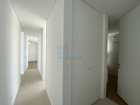 Moradia T2 com Piscina e Garagem em Salir do Porto – Conforto, Modernidade e Proximidade ao Mar
