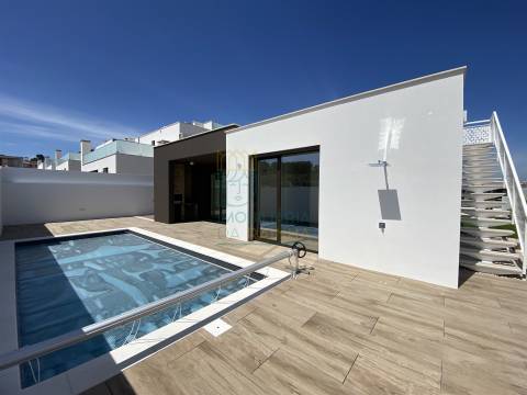 Moradia T2 com Piscina e Garagem em Salir do Porto – Conforto, Modernidade e Proximidade ao Mar