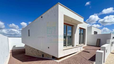 Moradia T2 com Piscina e Garagem em Salir do Porto – Conforto, Modernidade e Proximidade ao Mar