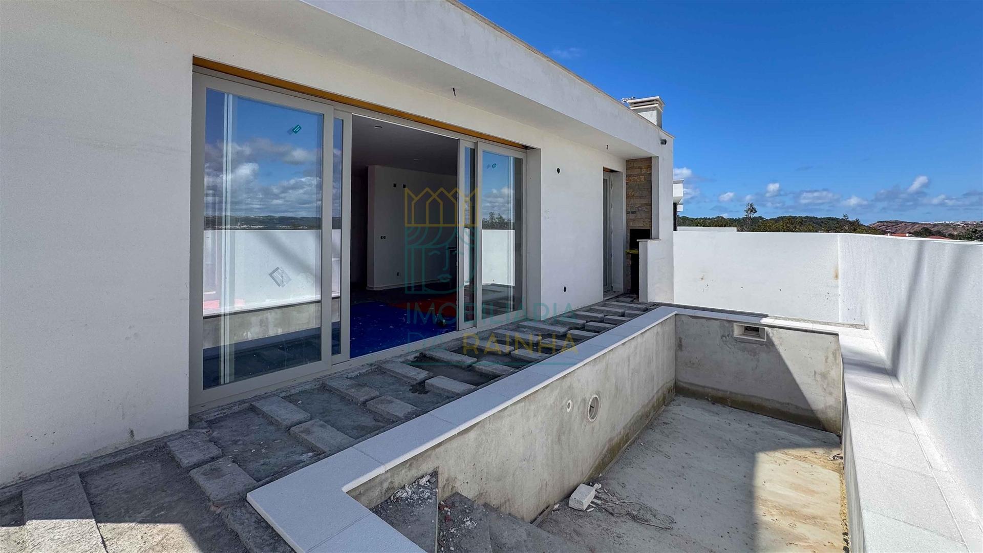 Moradia T2 com Piscina e Garagem em Salir do Porto – Conforto, Modernidade e Proximidade ao Mar