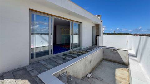 Moradia T2 com Piscina e Garagem em Salir do Porto – Conforto, Modernidade e Proximidade ao Mar