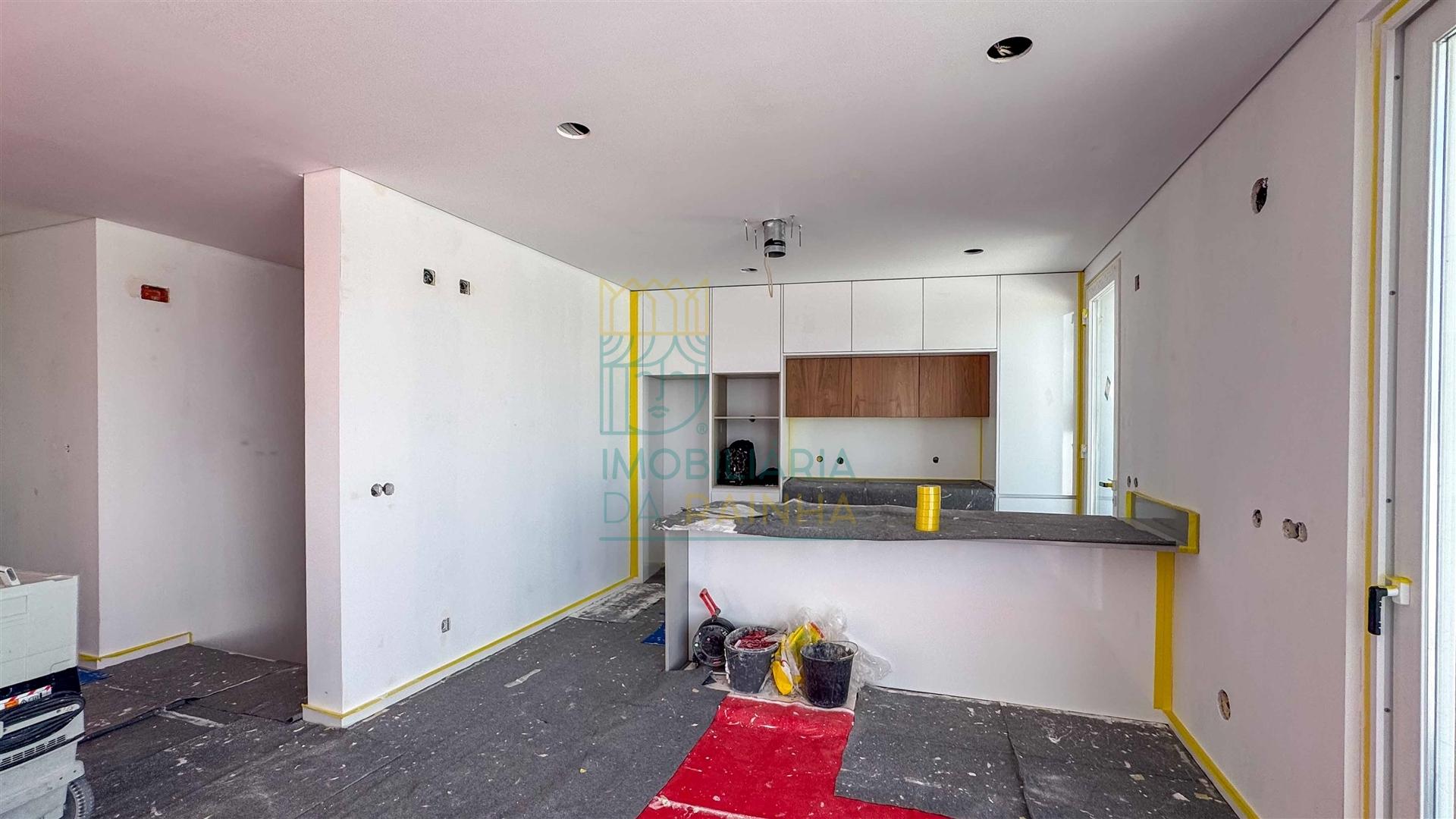 Moradia T2 com Piscina e Garagem em Salir do Porto – Conforto, Modernidade e Proximidade ao Mar