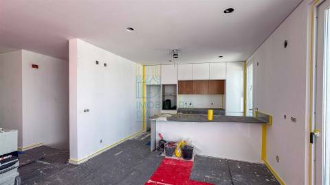 Moradia T2 com Piscina e Garagem em Salir do Porto – Conforto, Modernidade e Proximidade ao Mar