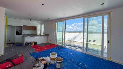 Moradia T2 com Piscina e Garagem em Salir do Porto – Conforto, Modernidade e Proximidade ao Mar