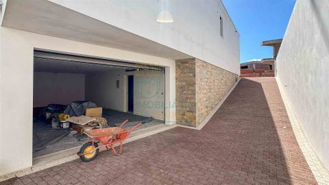 Moradia T2 com Piscina e Garagem em Salir do Porto – Conforto, Modernidade e Proximidade ao Mar