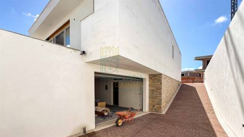 Moradia T2 com Piscina e Garagem em Salir do Porto – Conforto, Modernidade e Proximidade ao Mar
