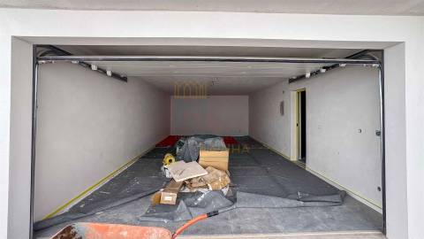 Moradia T2 com Piscina e Garagem em Salir do Porto – Conforto, Modernidade e Proximidade ao Mar