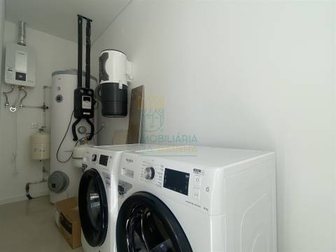 Moradia T2 com Piscina e Garagem em Salir do Porto – Conforto, Modernidade e Proximidade ao Mar
