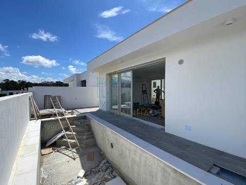 Moradia T2 com Piscina e Garagem em Salir do Porto – Conforto, Modernidade e Proximidade ao Mar