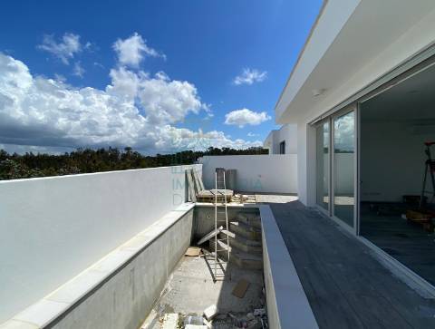 Moradia T2 com Piscina e Garagem em Salir do Porto – Conforto, Modernidade e Proximidade ao Mar
