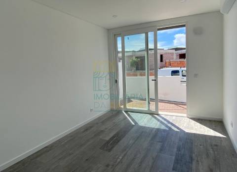 Moradia T2 com Piscina e Garagem em Salir do Porto – Conforto, Modernidade e Proximidade ao Mar