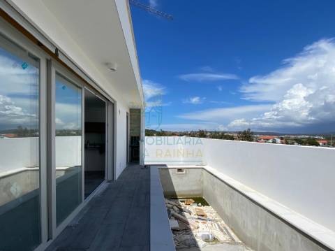 Moradia T2 com Piscina e Garagem em Salir do Porto – Conforto, Modernidade e Proximidade ao Mar