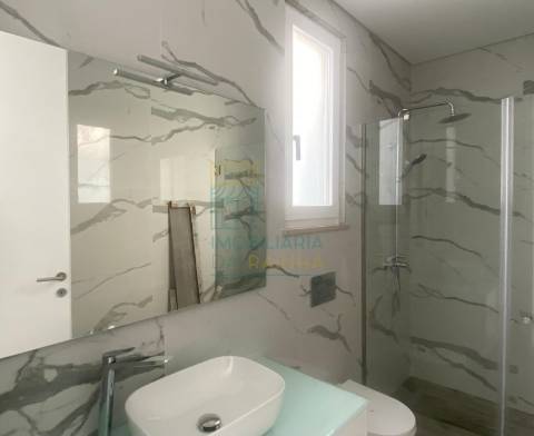 Moradia T2 com Piscina e Garagem em Salir do Porto – Conforto, Modernidade e Proximidade ao Mar
