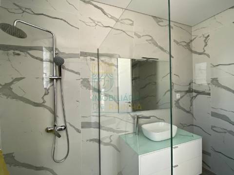 Moradia T2 com Piscina e Garagem em Salir do Porto – Conforto, Modernidade e Proximidade ao Mar