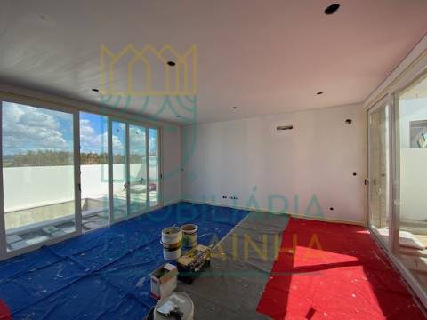 Moradia T2 com Piscina e Garagem em Salir do Porto – Conforto, Modernidade e Proximidade ao Mar