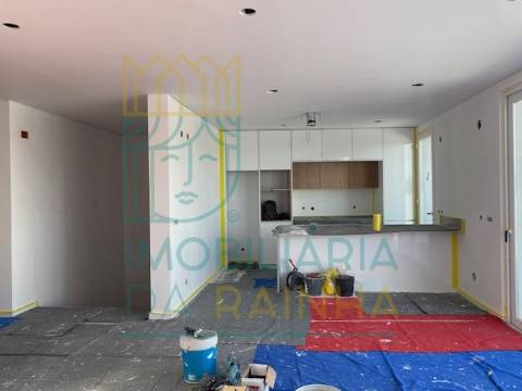 Moradia T2 com Piscina e Garagem em Salir do Porto – Conforto, Modernidade e Proximidade ao Mar