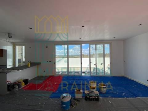 Moradia T2 com Piscina e Garagem em Salir do Porto – Conforto, Modernidade e Proximidade ao Mar