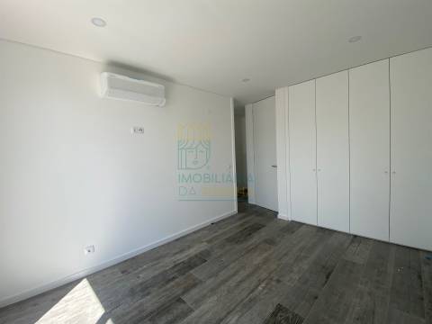 Moradia T2 com Piscina e Garagem em Salir do Porto – Conforto, Modernidade e Proximidade ao Mar