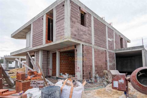 Moradia T3 com Piscina e Garagem em Salir do Porto