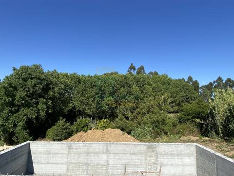 Moradia Moderna com Piscina e Garagem – Tranquilidade e Perto da Praia