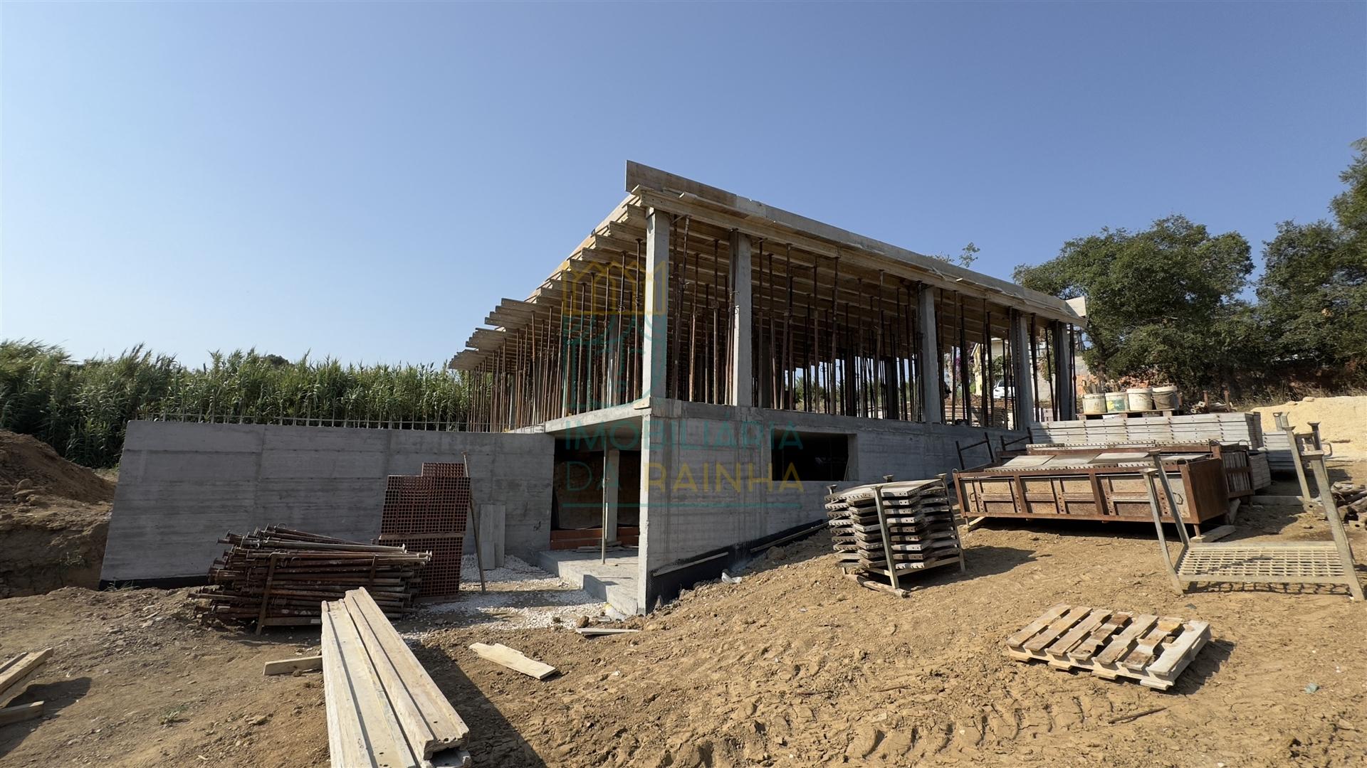 Moradia Moderna com Piscina e Garagem – Tranquilidade e Perto da Praia