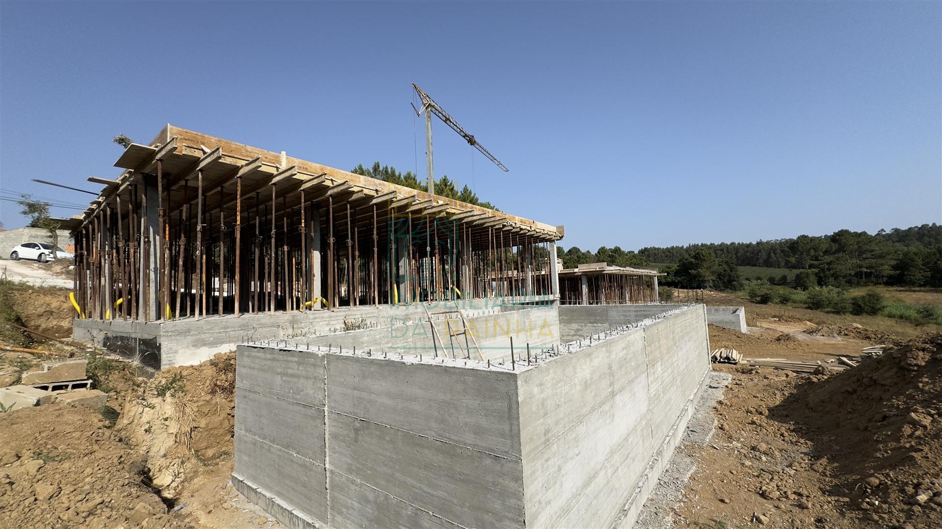 Moradia Moderna com Piscina e Garagem – Tranquilidade e Perto da Praia