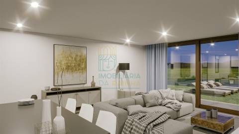 Moradia Moderna com Piscina e Garagem – Tranquilidade e Perto da Praia