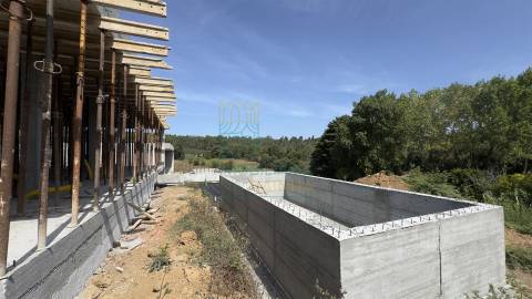 Moradia Moderna com Piscina e Garagem – Tranquilidade e Perto da Praia