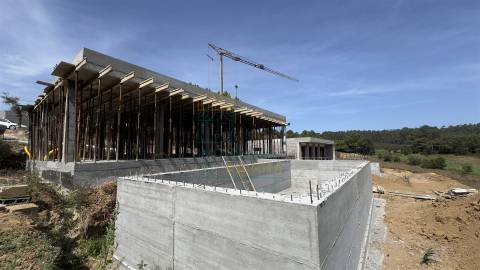 Moradia Moderna com Piscina e Garagem – Tranquilidade e Perto da Praia