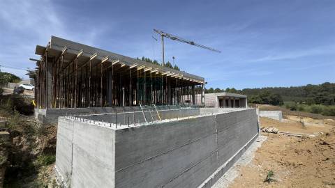 Moradia Moderna com Piscina e Garagem – Tranquilidade e Perto da Praia