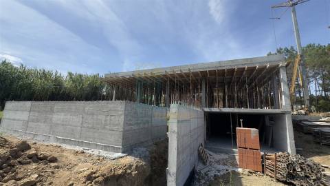 Moradia Moderna com Piscina e Garagem – Tranquilidade e Perto da Praia