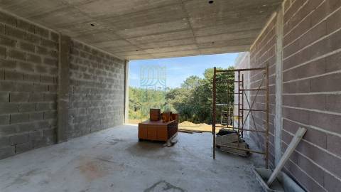 Moradia Moderna com Piscina e Garagem – Tranquilidade e Perto da Praia