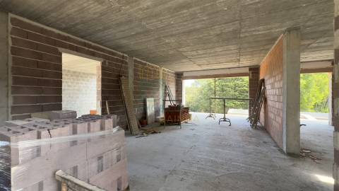 Moradia Moderna com Piscina e Garagem – Tranquilidade e Perto da Praia