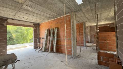 Moradia Moderna com Piscina e Garagem – Tranquilidade e Perto da Praia