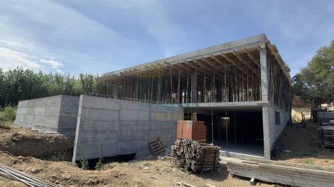 Moradia Moderna com Piscina e Garagem – Tranquilidade e Perto da Praia