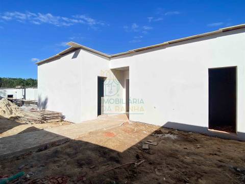 Moradia Moderna com Piscina e Garagem – Tranquilidade e Perto da Praia