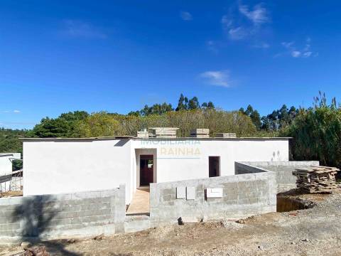 Moradia Moderna com Piscina e Garagem – Tranquilidade e Perto da Praia