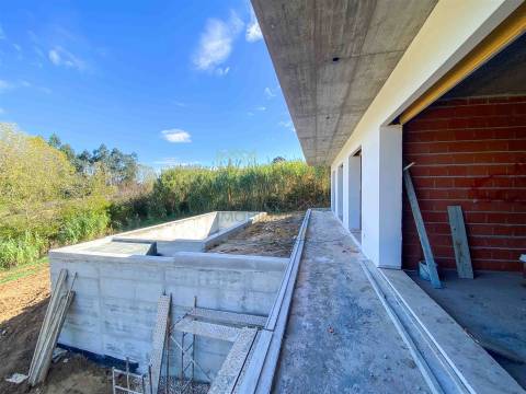 Moradia Moderna com Piscina e Garagem – Tranquilidade e Perto da Praia