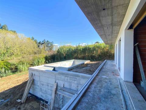 Moradia Moderna com Piscina e Garagem – Tranquilidade e Perto da Praia